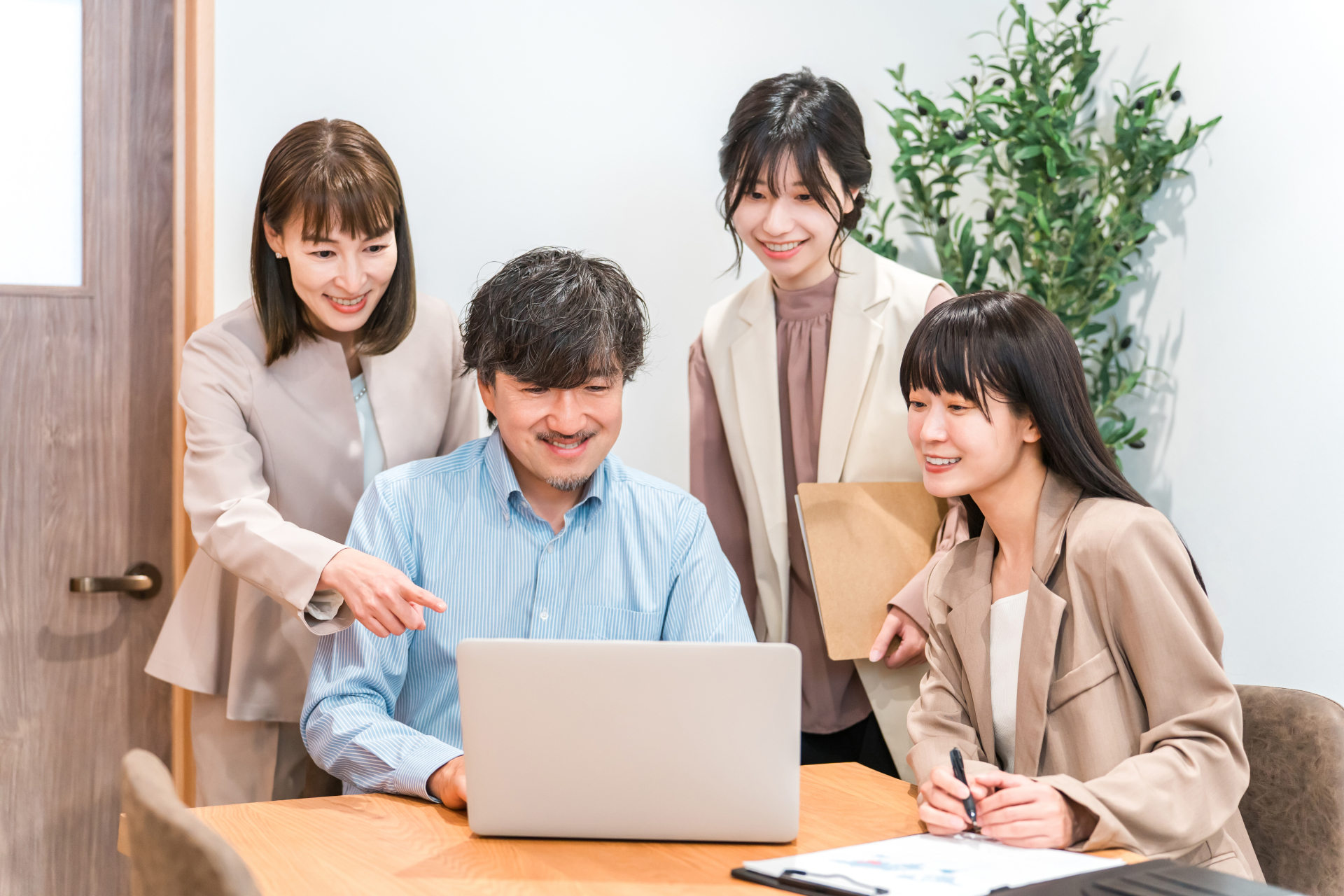 職場でAI活用に取り組むチーム